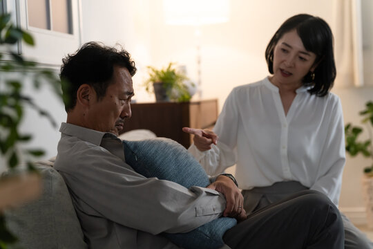 けんかをする熟年夫婦　ライフスタイルイメージ