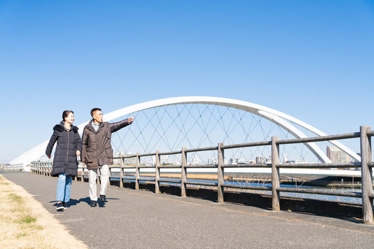 散歩道を歩く熟年夫婦