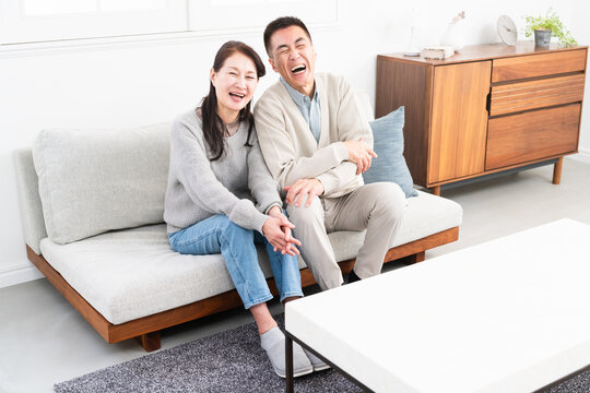 ソファーに座っている熟年夫婦　ライフスタイルイメージ