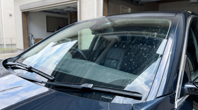 車のフロントガラスに付着したウォータースポット・水垢とウロコ汚れ