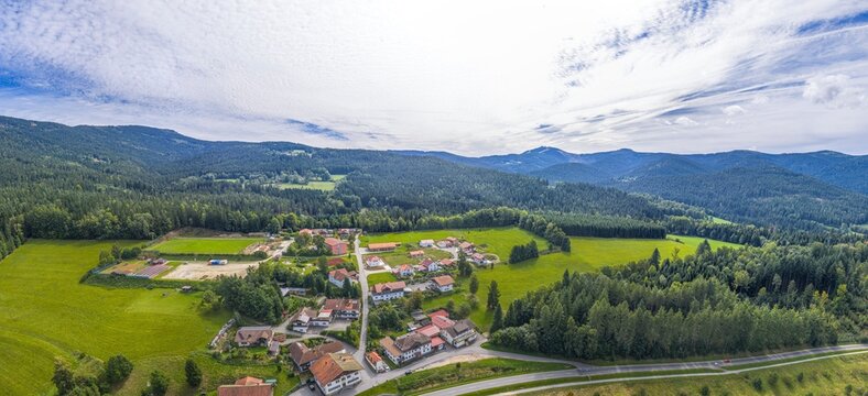 Die Gemeinde Lohberg im Naturpark Oberer Bayerischer Wald in der Oberpfalz von oben