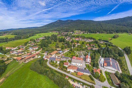 Die Gemeinde Lohberg im Naturpark Oberer Bayerischer Wald in der Oberpfalz von oben