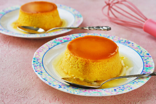 メキシコのフラン（プリン）:　メキシカン・フラン（メキシカンフラン）ピンク背景 Mexican flan (Flan mexicano) , pink background