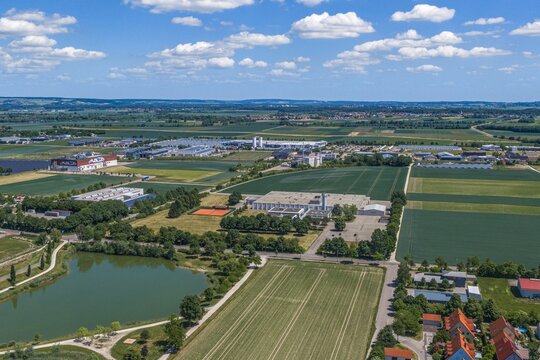 Die nordschw&auml;bische Gemeinde Mertingen an der Schmutter nahe Donauw&ouml;rth von oben