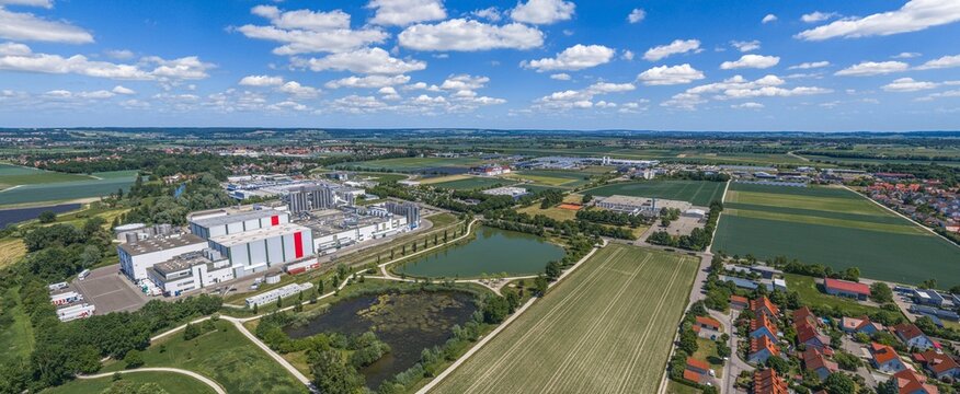 Ausblick auf Mertingen im Kreis Donau-Ries in Bayerisch-Schwaben im Sommer
