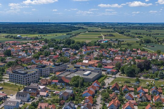 Ausblick auf Mertingen im Kreis Donau-Ries in Bayerisch-Schwaben im Sommer