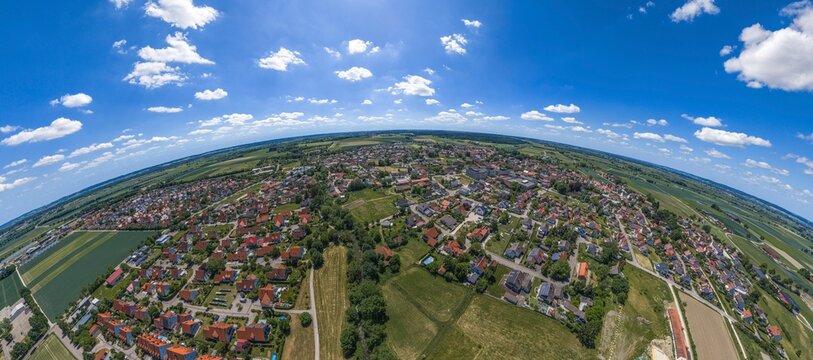 Ausblick auf Mertingen im Kreis Donau-Ries in Bayerisch-Schwaben im Sommer