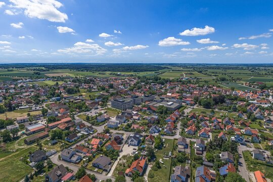 Die nordschw&auml;bische Gemeinde Mertingen an der Schmutter nahe Donauw&ouml;rth von oben