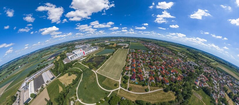 Ausblick auf Mertingen im Kreis Donau-Ries in Bayerisch-Schwaben im Sommer