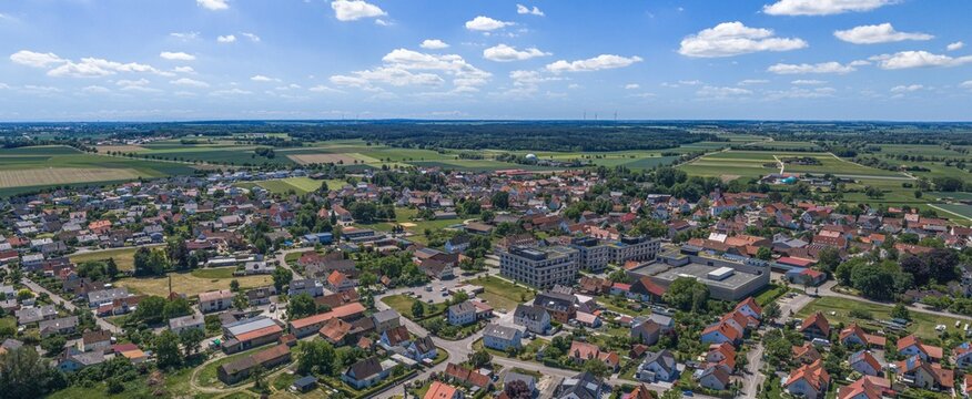 Ausblick auf Mertingen im Kreis Donau-Ries in Bayerisch-Schwaben im Sommer