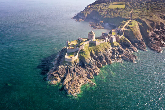 Vue aerienne du Fort la Latte sur le littoral des C&ocirc;tes d'Armor en r&eacute;gion Bretagne