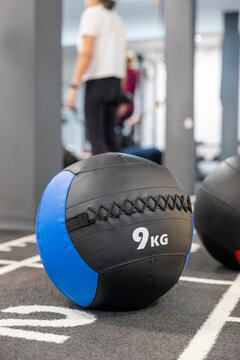 9 kg medicine ball in a gym workout setting