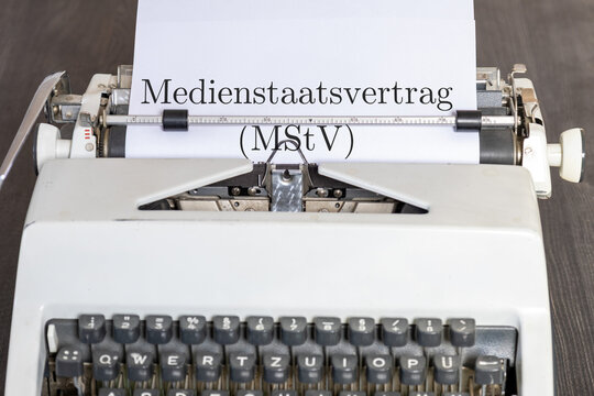 Auf einem Blatt in einer Schreibmaschine steht das Wort MEDIENSTAATSVERTRAG (MStV)