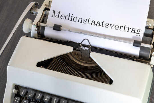 Auf einem Blatt in einer Schreibmaschine steht das Wort MEDIENSTAATSVERTRAG