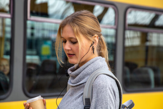 Nahaufnahme einer jungen Frau vor einem Zug im Bahnhof