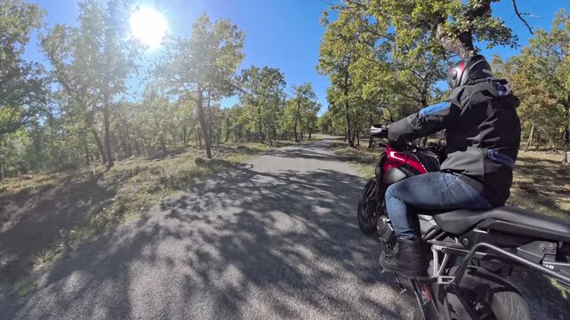 vue POV motard sur route dans une for&ecirc;t de la c&ocirc;te d'azur, french riviera