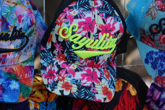 Cachuchas, gorras coloridas, con la palabra Sayulita bordada en color amarillo fosforescente