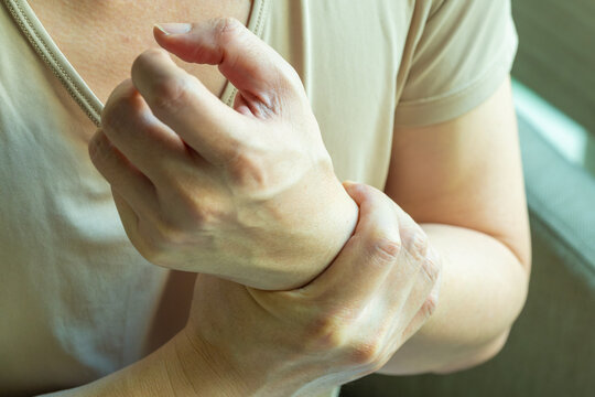 Hands of computer users have pain and injury to the fingers. From Syndrome Syndrome .Health and Physical Concepts	