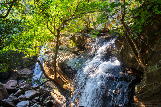 Bamni Falls in Purulia&rsquo;s Ayodhya Pahar cascades through rocky terrain, surrounded by lush forests, scenic hills, and breathtaking natural beauty.