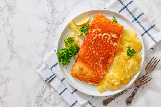 Smoked salmon portion with crispy potato chips