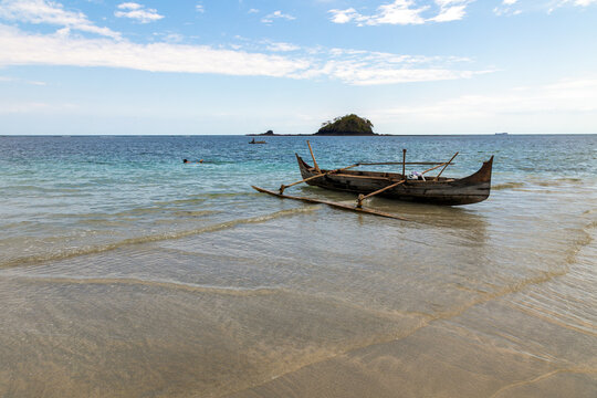 28 Piroga tradizionale ormeggiata nel mare turchese a riva della spiaggia di Andilana, Madagascar