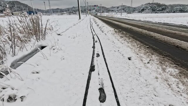 雪の積もった朝、足跡のついた歩道を歩く（環境音付き）