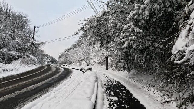 雪の積もった朝、足跡のついた歩道を歩く（環境音付き）