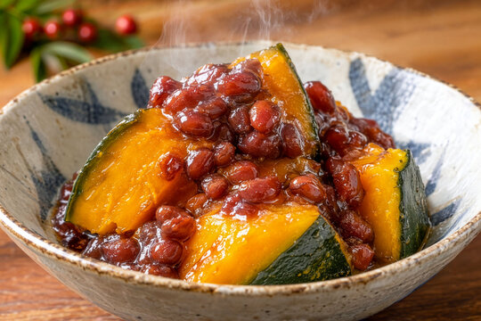 冬至の日に食べる湯気が立ち上るお箸で持ち上げた温かいかぼちゃのいとこ煮２