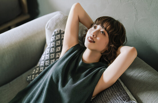 ソファに座ってリラックスする女性