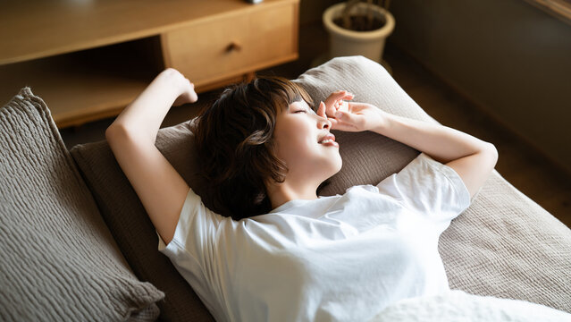 ベッドで目覚める女性