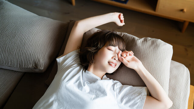 ベッドで目覚める女性