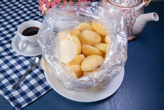 Brazilian biscoito de queijo congelado Still Life on Plate