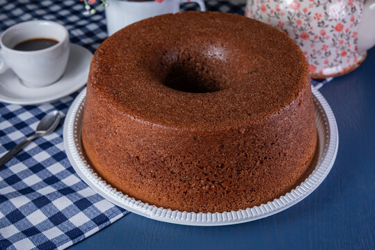 Chocolate ring cake with coffee cup arrangement