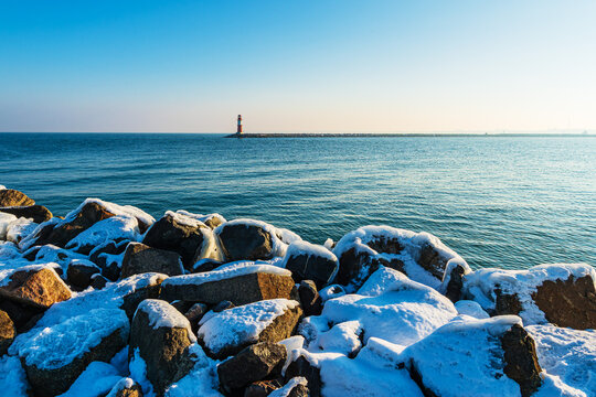 Mole und Molenturm an der Ostseek&uuml;ste in Warnem&uuml;nde im Winter
