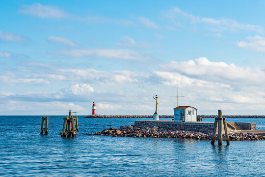 Molen, Molenturm und Statue Esperanza an der Ostseek&uuml;ste in Warnem&uuml;nde
