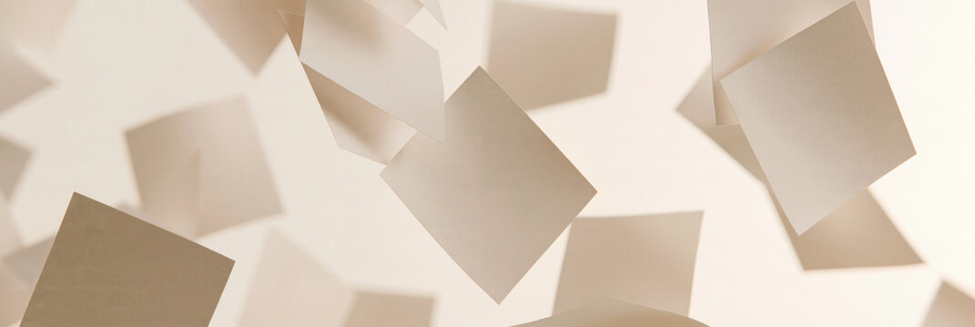 Beige Papierquadrate schweben vor hellem Hintergrund, minimalistisch